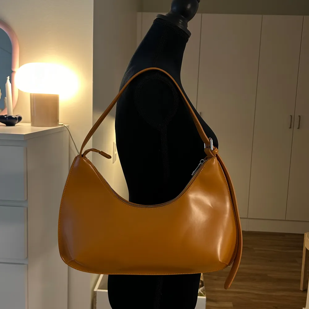 Orange väska från ASOS i läderimitation. Slutsåld på hemsidan. Har endast kommit till användning ett fåtal gånger så är som i nyskick! . Väskor.
