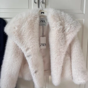 Pälsjacka zara - Helt ny pälsjacka från zara som är slutsåld på hemsidan! Frakt tillkommer❤️