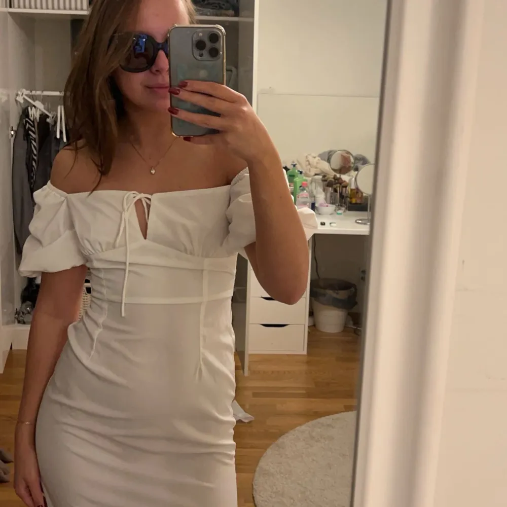 Jätte fin vit klänning. Använd vid 1 tillfälle, så som ny🥰 går att ha som off shoulder. Klänningar.