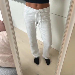 Linnebyxor  - Säljer dessa vita linnebyxor från designbysi. En liten reva i tyget på insidan av sömnen men annars i bra skick. Stl S, perfekt i längden på mig som är 170cm.💕