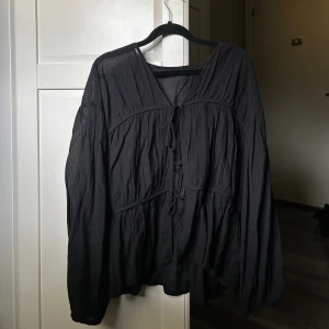 Blus med puffärm - Så fin blus från Lindex men stora puffärmar. Inte kommit till användning. Passformen ser ni på sista bilden:-)