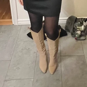 Boots  - Säljer mina boots från Zalando i storlek 39. Dem är väl använda och har därför gått sönder lite samt fläckar. Jag kan inte tvätta mocka men säker på att de går bort om man kan sånt. Hehe💓 skriv för fler bilder.