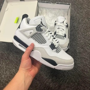 Air jordan 4 ”Military Black” - Air jordan 4 ”Military Black” Storlek 43 Skick 9/10 oanvända men lite skav längst fram på tån på höger skon (se bild) Köpta utav merchsweden kvitto finns!