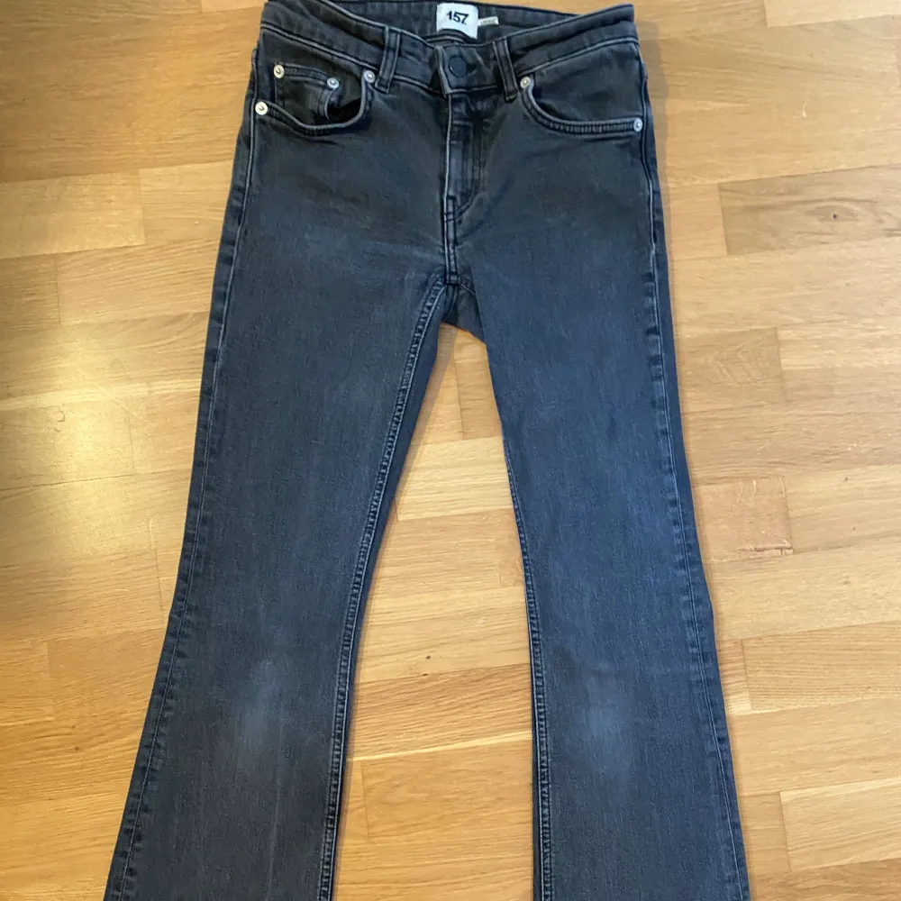 Säljer dessa jättefina mörkgrå/svarta Jeans ifrån lager 157 (Low boot)  original pris 400kr. Det är i storlek xs full Length. Varsamt använda💕💕. Jeans & Byxor.