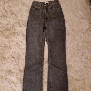Zara jeans - Helt oanvända så i super bra skick, dem är alldeles för små för mig tyvärr😊storlek xxs och raka jeans.