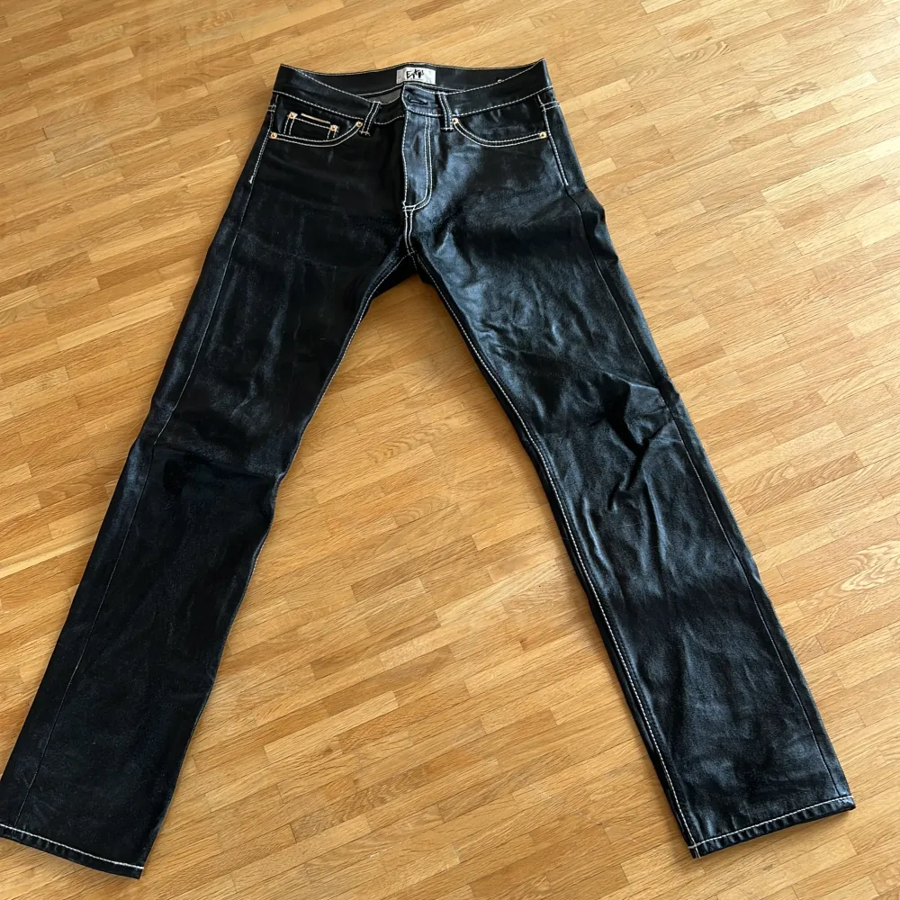 Säljer dessa coola jeans förbatt de inte kommer till användning!! Lite slitningar därav priset!! . Jeans & Byxor.