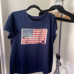 Polo Ralph lauren T-shirt - Hej Säljer nu polo Ralph lauren T-shirt då jag har växt ut den. Den har ett perfekt skick.  Har du några frågor tveka inte att fråga.