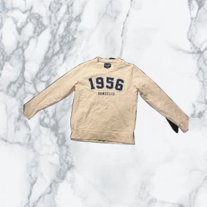 Bondelid tröja - Beige bondelide tröja i storlek S✅ Skick 10/10 använd ett fåtal gånger ✅ Nypris 400-600