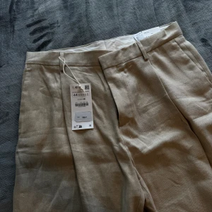 Linnebyxor  - Supersnygga linnebyxor som är raka  med prislappen kvar, kostade 559 från början🖤