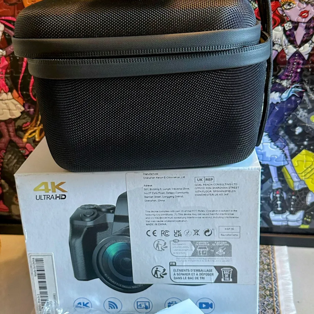 Helt ny digital Camera 4K ultra HD, Wi-Fi, touchscreen, video,uppladdningsbart batteri, inbyggd uppfällbar blixt, slowmotion, anti shake  det ingår kameraväska, handrem, sladdar, batteri, 32gig minneskort, ny i kartong. Perfek för foto & blogg/vlogg . Accessoarer.