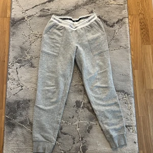 Calvin klein byxor - Bra skick, använd ett par gånger. Storlek S