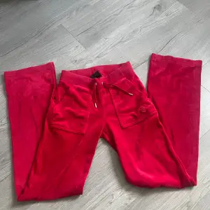  Jag vill byta min röda juicy byxor men kan även sälja de❤️De har blivit använda några gånger. Dom är i bra skick. ❤️
