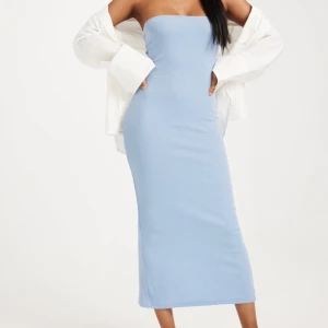 Blå klänning oanvänd från Nelly  - Oanvänd blå klänning från Nelly. 