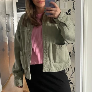 Grön jeansjacka från zara  - Säljer min älskade jeansjacka från zara för att den inte kommer så mycket användning längre. Den är storlek och är i fint skit men dock är det en liten fläck, som inte märks så värst. Kom privat för fler bilder.💖