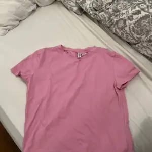 En rosa tröja