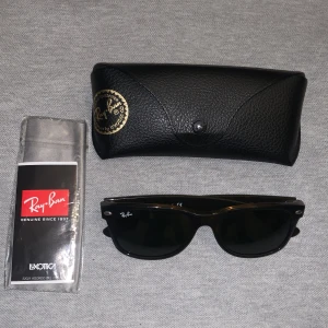 Rayban solglasögon - Tjenare! Säljer ett par nästan helt nya rayban New Wayfarer inget fel på brillorna men fodralet har tyvärr släppt lite där man öppnar som du kan se på bilden!☺️ skriv till mig om du har någon fråga eller minsta fundering!🤔 