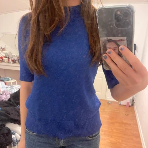 Mörkblå stickad tshirt  - Super snygg o skön i bra skick🥰