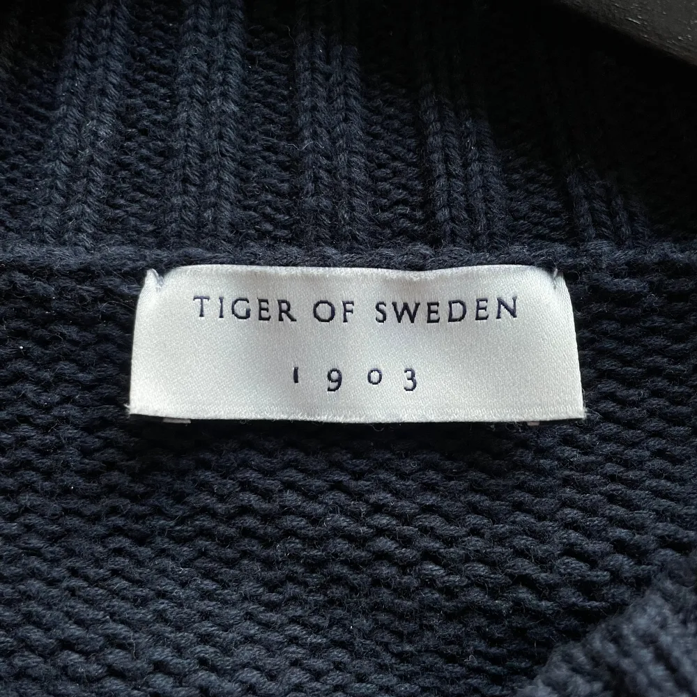 En riktigt fin stickad tröja ifrån Tiger of Sweden i super gott skick till salu! Passar lika bra för herr som det gör för dam! (Blir nog mer av en oversized look på dam, vilket är att föredra! 👀) Tveka inte på att höra av dig vid minsta fundering! ☺️. Stickat.