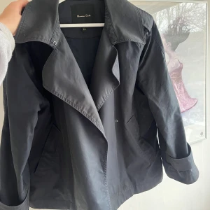 Massimo dutti trenchcoat coat  - Snygg vår jacka från Massimo dutti. Strl XS men passar på en S också. Tecken på användning finns men annars i god skick. 