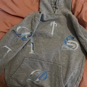 Säljer min superfina trapstar script hoodie i grå i storlek XS men passar även S inget fel på hoodien den är fläckfri och är precis som ny skicket på den är 10/10 köpt för £95 vilket motsvarar 1293 kr orderbekräftelse finns pris kan diskuteras 