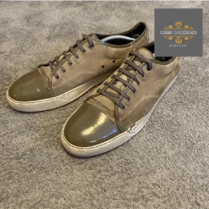 Lanvin 44-45 - Hej säljer nu mina lanvins i färgen oliv grön. Säljer dom då dom ej kommer till användning längre, skicket är bra utöver den första bilden.