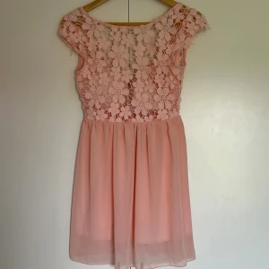 Studentklänning i rosa  - I nyskick då aldrig använd 💗