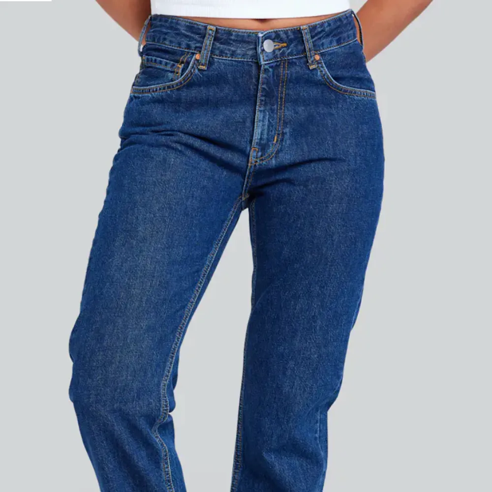 Säljer dessa fina jeans från BikBok då de inte kommer till användning, nästan nyskick (använda 2 gånger), ordinarie pris 699kr jag säljer de för 180kr.De är nästan slutsålda på hemsidan så väldigt populära. Perfekta om man är lite längre, W33 L34.. Jeans & Byxor.