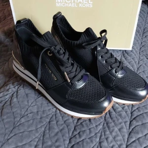 Michael kors skor  - 10/10 skick Michael Kors skor. Min mamma köpte dem för nån månad sen för 1700 kronor. Eftersom de ändå är ”begagnade” säljer jag skorna för 1450 kronor. Har aldrig använts utan bara testats en gång men passar inte min mammas fot. Storlek 38. 