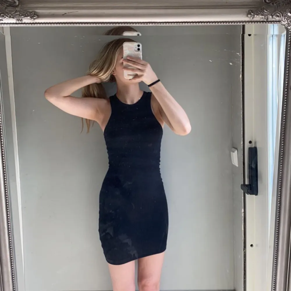 Superfin svart tajt klänning i nyskick, aldrig använd💓 köpt på Bikbok för 2 år sen. Klänningar.