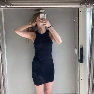 Superfin svart tajt klänning i nyskick, aldrig använd💓 köpt på Bikbok för 2 år sen