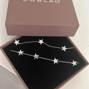 Halsband och armband från Edblad  - Halsband och armband i stål med stjärnor från Edblad. Kan säljas i kit men också var för sig om det önskas. Några stjärnor på armbandet är lösa annars är det inga defekter på något av smyckena. 299 per smycke men priset kan diskuteras!🎀