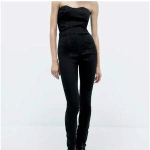 Denim jumpsuit strapless från Zara i storlek S❤️ I fint skick och nypris är 559kr.🌸 Köp nu eller kom med prisförslag!