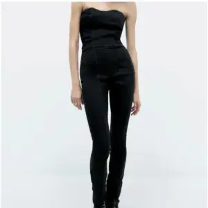 Denim jumpsuit strapless från Zara i storlek S❤️ I fint skick och nypris är 559kr.🌸 Köp nu eller kom med prisförslag! Den har sömsläpp på en sida men det är lätt fixat❤️