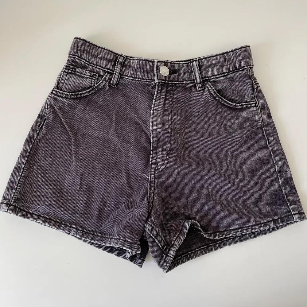 Gråa jeansshorts från HM storlek 146. Shorts.
