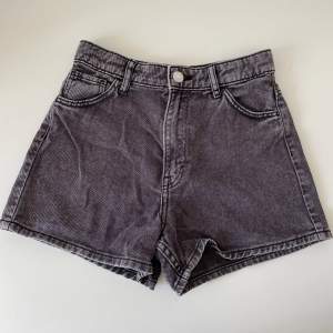 Gråa jeansshorts från HM storlek 146