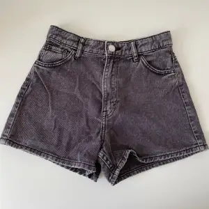 Gråa jeansshorts från HM storlek 146