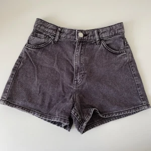 Jeansshorts - Gråa jeansshorts från HM storlek 146