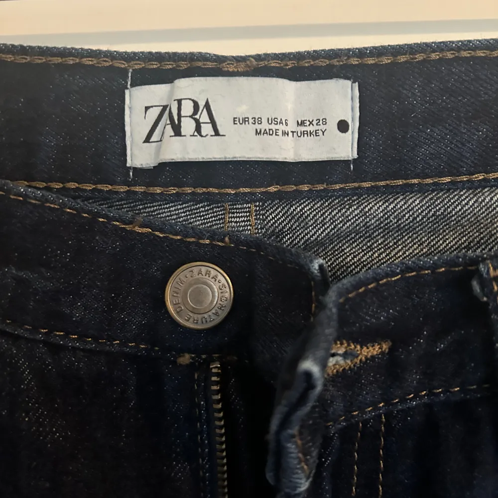 Raka zara jeans i storlek 38. Knappt använda och är mycket bra skick. Sitter bra i längden om man är på den längre sidan.. Jeans & Byxor.