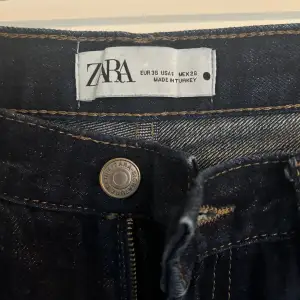 Raka zara jeans i storlek 38. Knappt använda och är mycket bra skick. Sitter bra i längden om man är på den längre sidan.