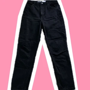 Svarta jeans - Svarta straight jeans från bershka, knappt använda så inga slitningar👐 
