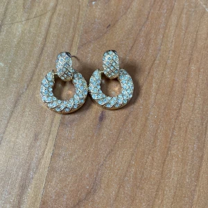 Guld örhängen  - Snygga guldörhängen 