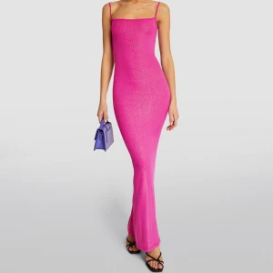 Skims klänning - Skims dress limited edition. Helt underbar rosa färg. Perfekt klänning både för utekväll med ett par klackar, eller som lyxigt homewear. Inte i nyskick (glittret har mattats av i tvätten), men i fint skick 💕 Nypris 1 200:- 💕