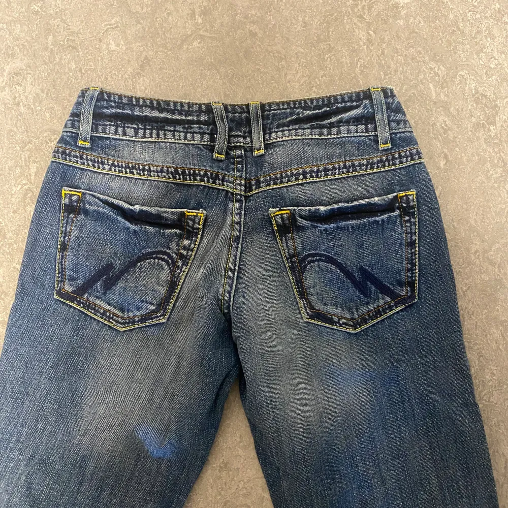 Sjukt coola och snygga lågmidjade jeans i bra skick. Midjemått 25 (xs/xxs). Jeans & Byxor.