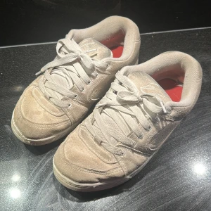 Es skor - Hyfsat fräscha es skor. Super sköna skor som är lite tjockare i modellen. 