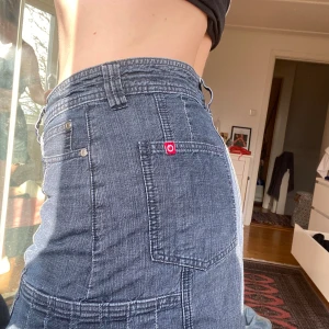 Kjol - Jeanskjol! Avklippt stil eller vad man ska säga! Jättefin men lite kort på mig som är 176cm! 