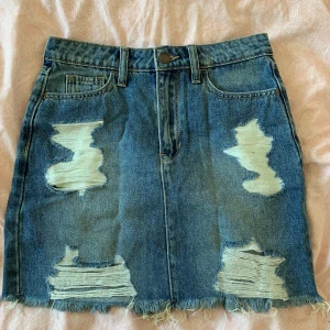 Jeanskjol hollister  - Supersnygga jeanskjolen från hollister i storlek w25. Helt oanvänd