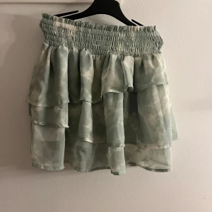 Volangkjol  - Grön/vit Volangkjol använd max 5 gånger🫶🏻