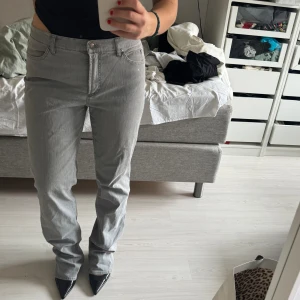 Gråa lågmidjade jeans - Gråa lågmidjade jeans i storlek M. Men passar även S om man vill att de sitter oversized. Knappt använda🤍