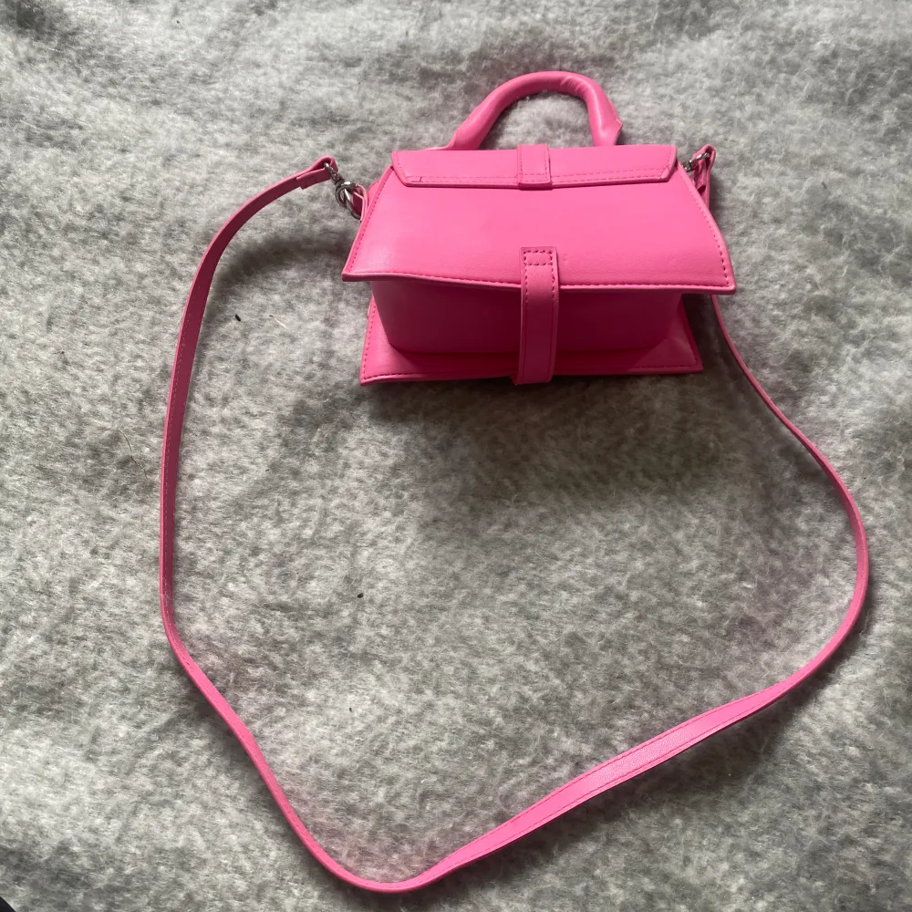 En super söt rosa väska som inte kommer till användning 💕💕 använd inte köp nu, priset går att diskutera . Väskor.