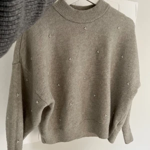 Mysig stickad tröja - Fin & mjuk stickad tröja med pärlor. Grå/grön färg. Använd men i fint skick 🌷såå mjuk!